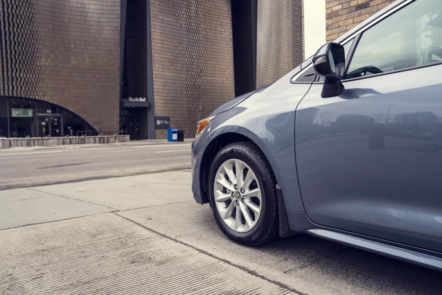 Детали экстерьера Toyota Corolla XLE Sedan 2019 года  (NA) (фото 34 из 40)